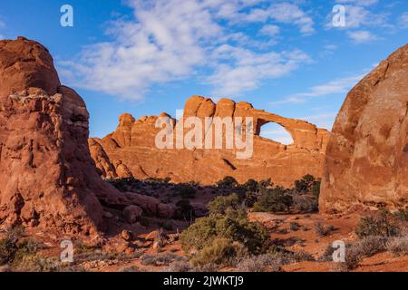 Skyline Arch, un arco di arenaria Entrada nella sezione Devil's Garden del Parco Nazionale di Arches, Moab, Utah. Foto Stock