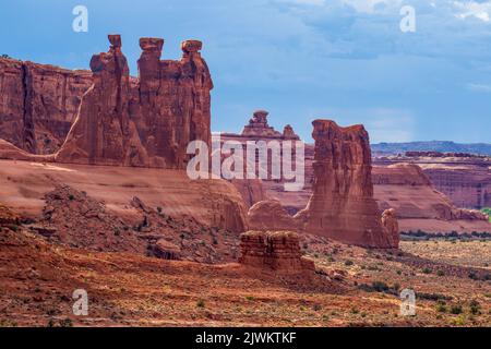 Le tre Gossips e Sheep Rock, formazioni rocciose nella sezione Courthouse Towers del Parco Nazionale Arches, Moab, Utah. Foto Stock
