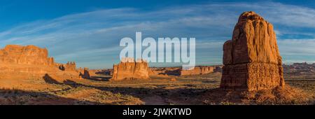 Vista mattutina della sezione Courthouse Towers del parco nazionale di Arches, Moab, Utah. Foto Stock