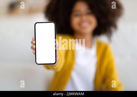 Smartphone per bambini afroamericani con schermo vuoto Foto Stock