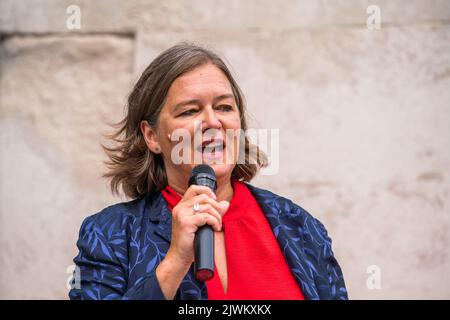 Londra Regno Unito. 6 settembre 2022. Fleur Anderson Labour, MP per Islington North partecipa a un rally al College Green Westminster organizzato dal sindacato Unite per salvare le linee di autobus di Londra come almeno 250 autobus e 16 rotte potrebbero essere assedati, sotto controverso Transport for London (TfL) piani Credit amer Ghazzal/Alamy Live News Foto Stock