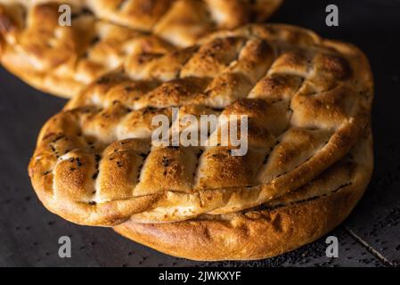 Ramadan Pita (Ramazan Pidesi). Tradizionale pane turco per il mese santo Ramadan. Fotografia di cibo scuro. Foto Stock