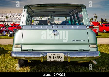 Daytona Beach, FL - 24 novembre 2018: Vista posteriore in prospettiva bassa di un vagone della stazione di Wagonaire di Studebaker Daytona del 1965 ad un'esposizione locale dell'automobile. Foto Stock