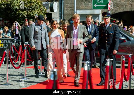 Duesseldorf, Germania. 06th Set, 2022. Il principe britannico Harry, duca di Sussex (centro, destra) e sua moglie Meghan (centro, sinistra), duchessa di Sussex, arrivano al municipio. Il principe e sua moglie stanno venendo a Düsseldorf per promuovere i 'Invictus Games' 2023, che il principe Harry ha aiutato a lanciare. Si tratta di gare paralimpiche per soldati feriti in guerra. Credit: Rolf Vennenbernd/dpa/Alamy Live News Foto Stock