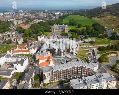 Vista aerea della zona di Holyrood di Edimburgo con gli edifici del Parlamento scozzese, Scozia, Regno Unito Foto Stock