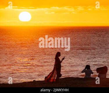 Persone che guardano il tramonto, Camps Bay, Città del Capo, Capo Occidentale, Sud Africa Foto Stock
