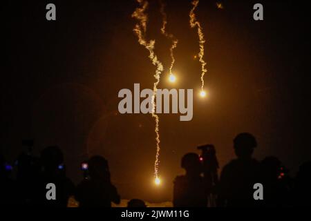 Contea di Pingtung, Contea di Pingtung, Taiwan. 6th Set, 2022. I faretti vengono lanciati durante le esercitazioni militari congiunte a fuoco vivo in un luogo non divulgato nella contea di Pingtung, in mezzo alle crescenti tensioni con la Cina. L’isola sta affrontando crescenti minacce militari da parte di Pechino, poiché promuove i suoi legami con gli Stati Uniti, il Regno Unito, il Giappone e altre democrazie, con Washington che offre più vendite di armi e armi a Taiwan. (Credit Image: © Daniel Ceng Shou-Yi/ZUMA Press Wire) Credit: ZUMA Press, Inc./Alamy Live News Foto Stock