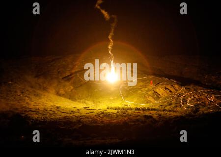 Contea di Pingtung, Contea di Pingtung, Taiwan. 6th Set, 2022. I faretti vengono lanciati durante le esercitazioni militari congiunte a fuoco vivo in un luogo non divulgato nella contea di Pingtung, in mezzo alle crescenti tensioni con la Cina. L’isola sta affrontando crescenti minacce militari da parte di Pechino, poiché promuove i suoi legami con gli Stati Uniti, il Regno Unito, il Giappone e altre democrazie, con Washington che offre più vendite di armi e armi a Taiwan. (Credit Image: © Daniel Ceng Shou-Yi/ZUMA Press Wire) Credit: ZUMA Press, Inc./Alamy Live News Foto Stock