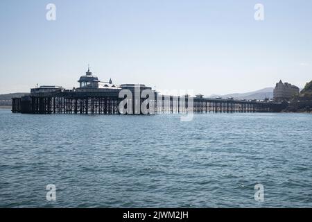 La fine del Molo di Llandudno si affaccia dal mare mentre si estende dalla riva nord fino al Mare d'Irlanda Foto Stock