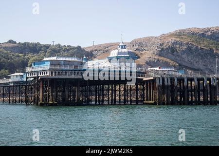 La fine del Molo di Llandudno si affaccia dal mare mentre si estende dalla riva nord fino al Mare d'Irlanda Foto Stock