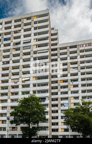 Vista frontale di un alto edificio, spazio abitativo angusti. A Goettingen Foto Stock