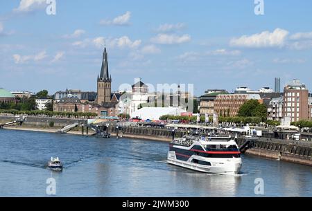 Duesseldorf, Germania. 06th Set, 2022. Una nave che trasporta il principe britannico Harry, duca di Sussex, e sua moglie Meghan, duchessa di Sussex, naviga sul Reno. Sono venuti nella capitale dello stato della Renania settentrionale-Vestfalia per promuovere i 'Invictus Games' 2023, lanciati dal Principe Harry. Si tratta di gare paralitiche con veterani di guerra. Credit: Malte Krudewig/dpa/Alamy Live News Foto Stock