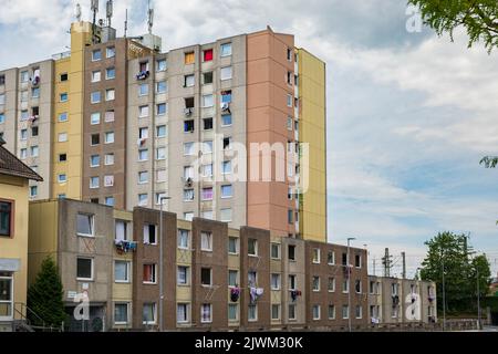 Alto complesso, pareti appese alle finestre, punto di ritrovo sociale a Goettingen Foto Stock