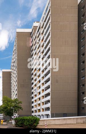 Vista frontale di un alto edificio, spazio abitativo angusti. A Goettingen Foto Stock