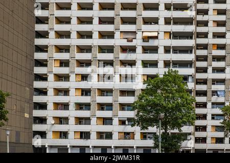 Vista frontale di un alto edificio, spazio abitativo angusti. A Goettingen Foto Stock