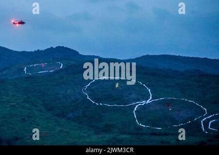 Contea di Pingtung, Contea di Pingtung, Taiwan. 6th Set, 2022. Un elicottero militare effettua manovre durante le esercitazioni militari congiunte a fuoco vivo in un luogo non divulgato nella contea di Pingtung, in mezzo alle crescenti tensioni con la Cina. L’isola sta affrontando crescenti minacce militari da parte di Pechino, poiché promuove i suoi legami con gli Stati Uniti, il Regno Unito, il Giappone e altre democrazie, con Washington che offre più vendite di armi e armi a Taiwan. (Credit Image: © Daniel Ceng Shou-Yi/ZUMA Press Wire) Credit: ZUMA Press, Inc./Alamy Live News Foto Stock