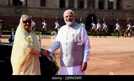 Nuova Delhi, India. 6th Set, 2022. Il primo ministro indiano Narendra modi (R) dà il benvenuto al primo ministro del Bangladesh Sheikh Hasina nel palazzo presidenziale indiano di Nuova Delhi, in India, il 6 settembre 2022. L'India e il Bangladesh hanno firmato martedì sette accordi su diversi settori, tra cui le risorse idriche, le ferrovie, la tecnologia spaziale, la magistratura, Cooperazione scientifica e tecnologica e trasmissione televisiva. Credit: Notizie dal vivo su Partha Sarkar/Xinhua/Alamy Foto Stock