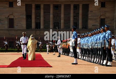 Nuova Delhi, India. 6th Set, 2022. Il primo ministro del Bangladesh Sheikh Hasina ispeziona la guardia militare indiana d'onore nel palazzo presidenziale indiano di Nuova Delhi, in India, il 6 settembre 2022. L'India e il Bangladesh hanno firmato martedì sette accordi su diversi settori, tra cui le risorse idriche, le ferrovie, la tecnologia spaziale, la magistratura, Cooperazione scientifica e tecnologica e trasmissione televisiva. Credit: Notizie dal vivo su Partha Sarkar/Xinhua/Alamy Foto Stock