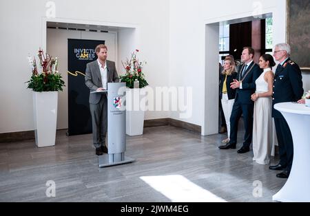 06 settembre 2022, Renania settentrionale-Vestfalia, Duesseldorf: Il principe Harry (l), il duca di Sussex, si trova nel municipio di Düsseldorf e dà un discorso. Lo ascoltano Alfred Marstaller, Brigadier Generale (r-l), Meghan, Duchessa di Sussex, Stephan Keller (CDU), Sindaco della capitale Düsseldorf, e segretario di Stato parlamentare Siemtje Möller al Ministro federale della difesa. Il principe e sua moglie vengono a Düsseldorf per promuovere i 'Invictus Games' 2023, che il principe Harry ha contribuito a lanciare. Si tratta di gare paralimpiche per soldati feriti in guerra. Phot Foto Stock