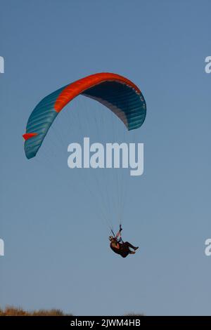 Parapendio a Pembrokeshire Foto Stock