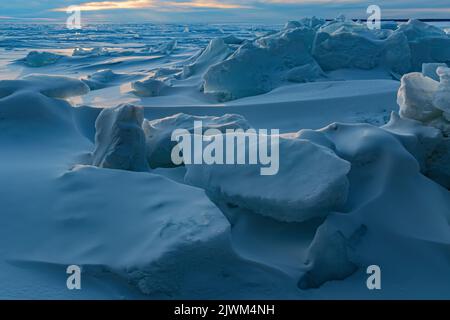 Modelli di ghiaccio e mucchi di piatti di ghiaccio chiamati Ice Shoves sul Green Bay Water del lago Michigan, si radunano sulla riva del Peninsula state Park, Door Counper Foto Stock