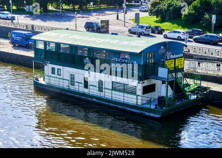 Praga, Czechia, 29 agosto 2022: Ristorante e bar in una casa galleggiante sul fiume Moldava nel centro di Praga Foto Stock