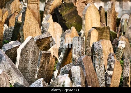 Praga, Repubblica Ceca, 29 agosto 2022: Lapidi presso il vecchio cimitero ebraico del 15th ° secolo nel quartiere ebraico di Praga Foto Stock