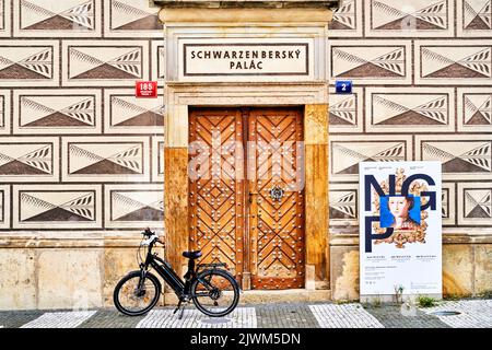 Praga, Repubblica Ceca, 30 agosto 2022: Bicicletta di fronte ad un ingresso laterale con porta in legno appannata del Palazzo Schwarzenberg, tour in bicicletta nella Repubblica Ceca Foto Stock