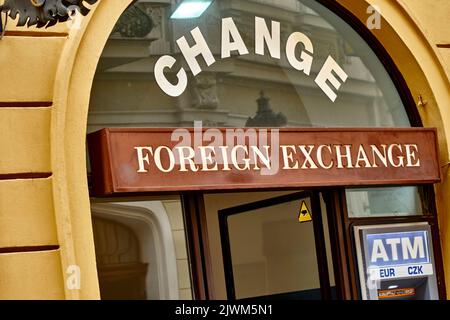 Praga, Czechia, 30 agosto 2022: Ingresso dell'ufficio di cambio per il cambio di contanti nel centro di Praga Foto Stock