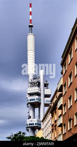 Praga, Czechia, 30 agosto 2022: La torre della TV di Praga dietro gli edifici di appartamenti della città Foto Stock