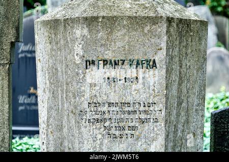 Praga, Repubblica Ceca, 30 agosto 2022: Lapide dello scrittore Franz Kafka nel nuovo cimitero ebraico di Praga Foto Stock