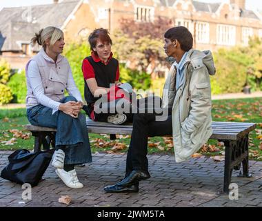 Studenti adolescenti: Preoccupazioni di classe. Amici del college che parlano con il loro insegnante durante la pausa. Da una serie di immagini correlate agli studenti delle scuole superiori. Foto Stock