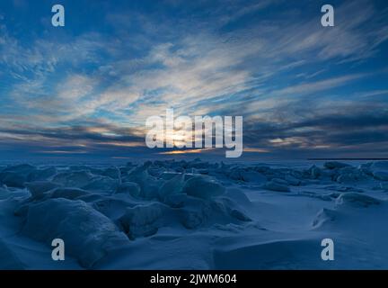 I modelli di ghiaccio e i mucchi di piatti di ghiaccio chiamati Ice Shoves sulle acque della Green Bay del lago Michigan, si radunano lungo la riva del Peninsula state Park, Door Foto Stock