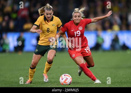 Sydney, Australia. 06th Set, 2022. Sydney, Australia. 06 settembre 2022, Adriana Leon del Canada e Charlotte Grant dell'Australia si sono sfidati per la palla durante l'International friendly Match tra l'Australia Matildas e il Canada allo stadio Allianz il 06 settembre 2022 a Sydney, Australia. Credit: Izhar Ahmed Khan/Alamy Live News/Alamy Live News Foto Stock