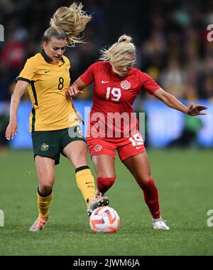 Sydney, Australia. 06th Set, 2022. Sydney, Australia. 06 settembre 2022, Adriana Leon del Canada e Charlotte Grant dell'Australia si sono sfidati per la palla durante l'International friendly Match tra l'Australia Matildas e il Canada allo stadio Allianz il 06 settembre 2022 a Sydney, Australia. Credit: Izhar Ahmed Khan/Alamy Live News/Alamy Live News Foto Stock