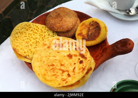 Colazione marocchina con tradizionali pancake di semola in baghrir, pane di semola con archa e frittelle meloui. Cibo marocchino. Foto Stock