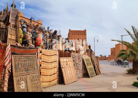 Ouarzazate Street market di antiquariato e prodotti artigianali in Marocco. Souk del mercato delle pulci marocchino. Foto Stock