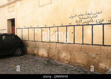 EL JADIDA, MAROCCO - 23 FEBBRAIO 2022: Muro della campagna elettorale a El Jadida, Marocco. Le mura della città appositamente contrassegnate per i manifesti elettorali sono tipiche per Foto Stock