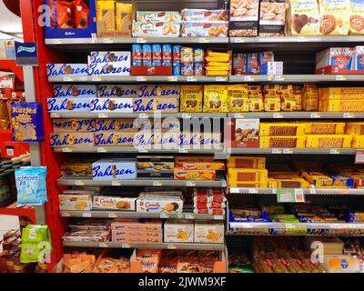 VIENNA, AUSTRIA - 8 AGOSTO 2022: Sezione dolciumi austriaci nel supermercato Spar in Austria. Spar è una grande catena di supermercati che ha origine dal Nethe Foto Stock