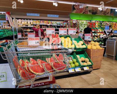 VIENNA, AUSTRIA - 8 AGOSTO 2022: La gente visita la sezione frutta nel supermercato Spar in Austria. Spar è una grande catena di supermercati che ha origine dalla NE Foto Stock