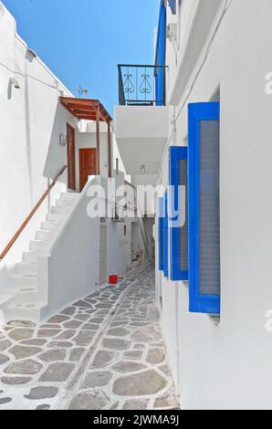 Strada stretta e colorata nella parte vecchia di Parikia di Paros isola Grecia Foto Stock