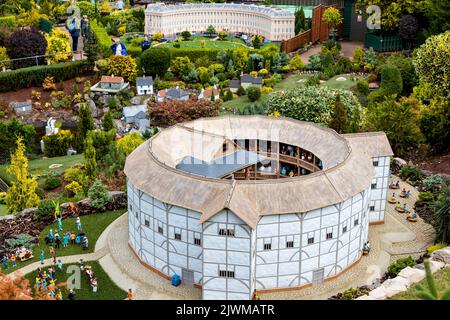 Vista generale del Globe Theatre con la mezzaluna visibile sullo sfondo al Model Village a Babbacombe, Torquay, devon, Regno Unito Foto Stock