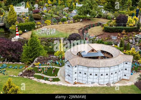 Vista generale del Globe Theatre con Stonehenge visibile sullo sfondo al Model Village di Babbacombe, Torquay, devon, Regno Unito Foto Stock