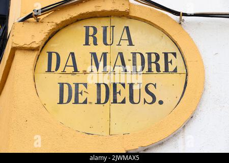 Dettaglio dell'architettura di Evora in Portogallo. Cartello stradale con il nome della strada: Rua da Madre de Deus (Via Madre di Dio). Foto Stock