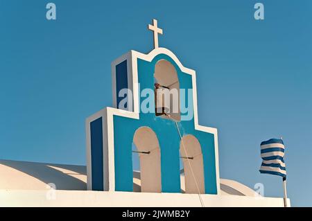 Il tradizionale campanile della chiesa non identificata di Fira, Santorini, Grecia Foto Stock