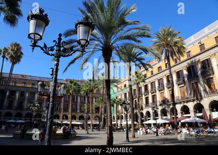 BARCELLONA, SPAGNA - 7 OTTOBRE 2021: La gente visita la piazza Placa Reial nel quartiere Barri Gotic di Barcellona, Spagna. Barcellona è la 2nd città più grande di Barcellona Foto Stock