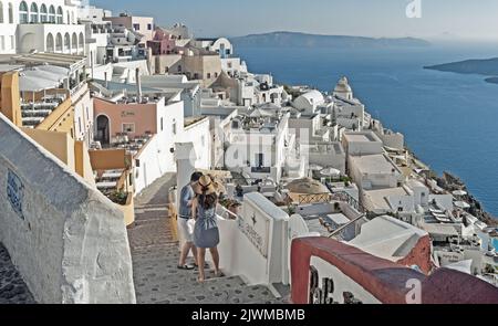 I turisti non identificati camminando il sentiero caldera a Fira, Santorini Foto Stock