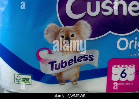 Una confezione di rotoli di carta igienica senza tubeless Cushelle Foto Stock