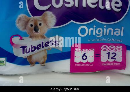 Una confezione di rotoli di carta igienica senza tubeless Cushelle Foto Stock