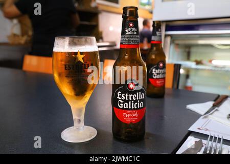 BARCELLONA, SPAGNA - 7 OTTOBRE 2021: Birra in bottiglia Estrella Galicia a Barcellona, Spagna. E' un marchio pallido di birra Hijos de Rivera. Foto Stock